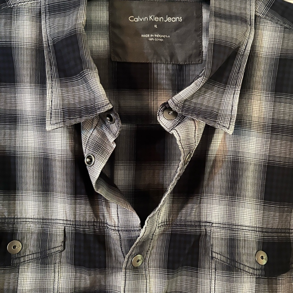 Mens XL plaid long sleeve plaid shirt. Calvin Klein. Narrow cut. Great shape.